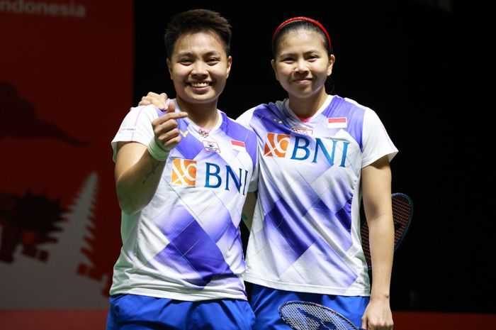 Pasangan ganda putri Indonesia, Greysia Polii/Apriyani Rahayu, berpose usai meraih kemenangan atas wakil Thailand, Jongkolphan Kititharakul/Rawinda Prajongjai, pada pertandingan pertama penyisihan Grup A BWF World Tour Finals 2021 di Bali International Convention Center &amp; Westin Resort, Nusa Dua, Ba