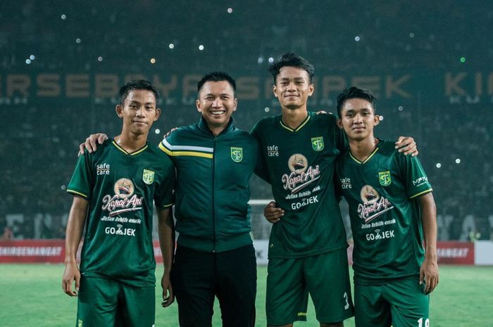 Presiden klub Persebaya, Azrul Ananda, bersama Koko Ari Araya, Muhammad Kemaluddin, Zulfikar Akhmad Medianar Arifin saat menjalani debut pada laga uji coba melawan Persela Lamongan di Stadion Gelora Bung Tomo (GBT), 11 Mei 2019.