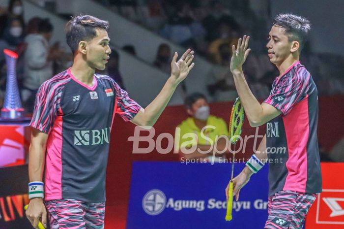 Atlet bulu tangkis ganda putra Indonesia, Fajar Alfian dan Muhammad Rian Ardianto, sedang merayakan keberhasilan di Istora Senayan, Jakarta, 11 Juni 2022.