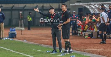Pelatih timnas Indonesia, Shin Tae-yong (kiri), sedang memberikan arahan kepada para pemainnya dan ditemani asistennya bernama Yoo Jae-hoon (kanan) saat bertanding di Stadion Si Jalak Harupat, Bandung, Jawa Barat, 1 Juni 2022.