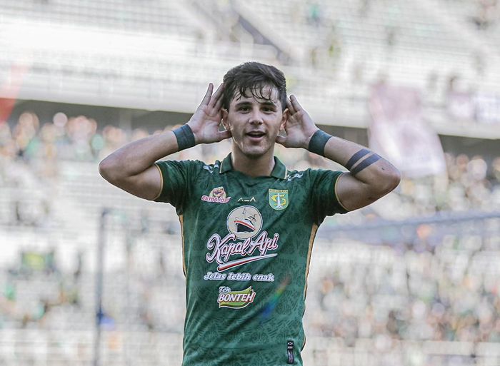 Selebrasi Bruno Moreira pada laga Persebaya Surabaya vs Arema FC dalam tajuk Derbi Jawa Timur dalam pekan ke-13 Liga 1 2023/2024