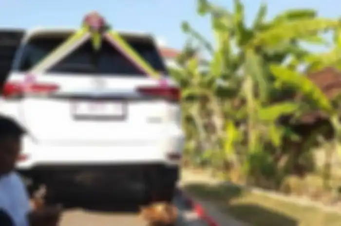 Sosok pengantin pria itu diketahui bernama Ujok Budianto asal Desa Winong yang mempersunting istrinya, Mega Trisniani.