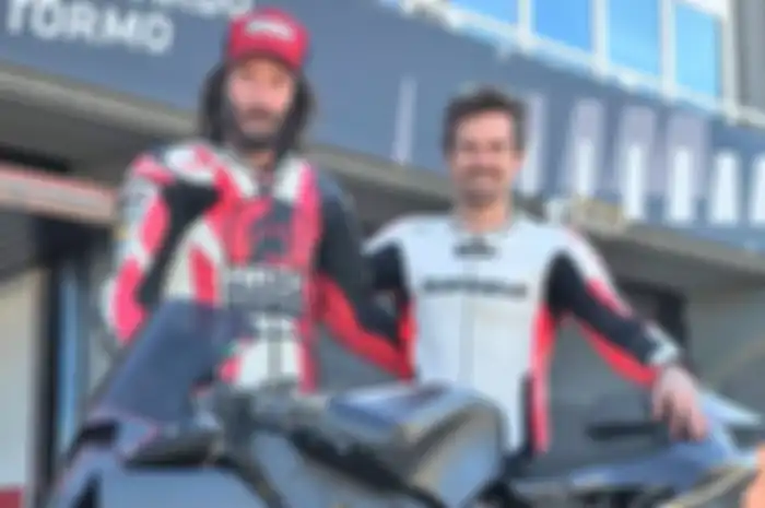 Aktor Hollywood, Keanu Reeves (kiri) jajal Vyrus 987 bareng Nico Terol (kanan) di sirkuit Valencia