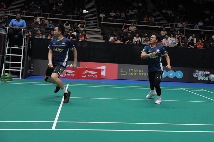 Pasangan ganda putra Indonesia, Mohammad Ahsan/Hendra Setiawan, pada babak pertama Singapore Open 2023 di Singapore Indoor Stadium, Rabu (7/6/2023).