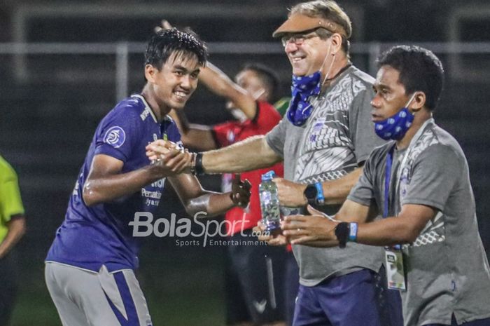 Pelatih Persib Bandung, Robert Rene Alberts (tengah) nampak menyambut selebrasi dari Kakang Rudianto (kiri) yang mampu menciptakan satu gol dalam laga pekan ke-21 Liga 1 2021 di Stadion Gelora Ngurah Rai, Bali, 29 Januari 2022.