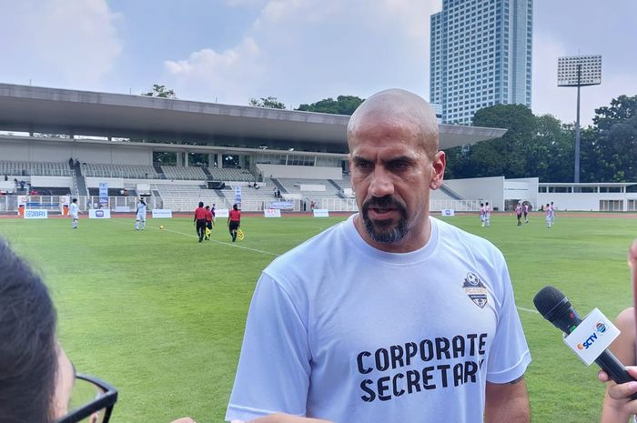 Pemain legenda Argentina, Juan Sebastian Veron saat memberi keterangan kepada media di Stadion Madya, Senayan, Jakarta, Kamis (1/6/2023).