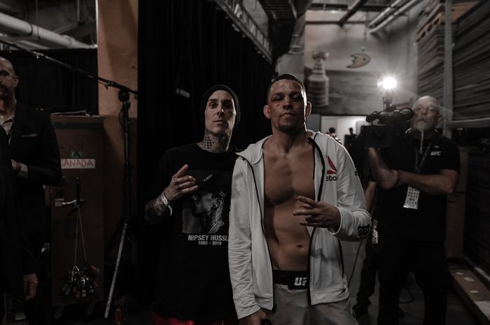 Nate Diaz (kanan) berpose setelah mengalahkan Anthony Pettis pada UFC 241, 17 Agustus 2019.