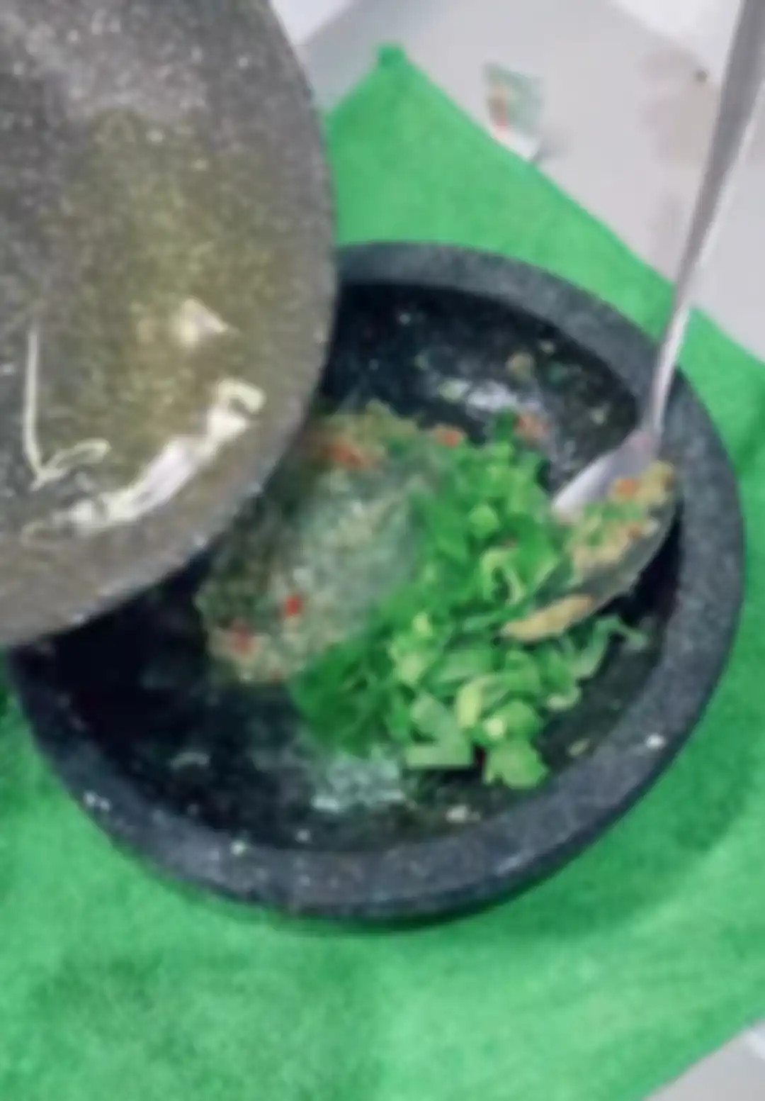Siram minyak ke atas sambal