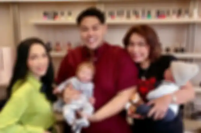 Furi Harun dan Ivan Gunawan bersama spirit dolls