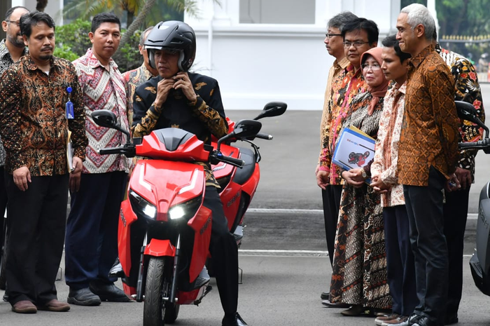 Presiden jajal Motor Listrik Gesits di Istana