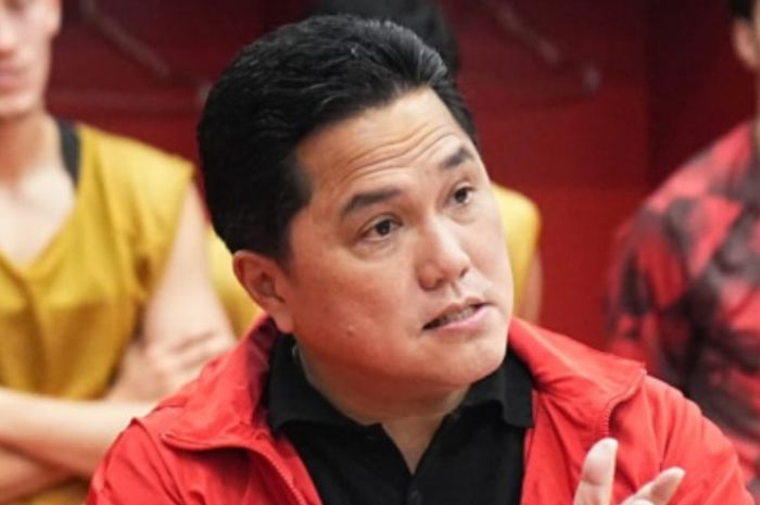 Erick Thohir berbicara di depan para pemain dan pelatih Timnas Indonesia di ruang ganti Stadion Utama Gelora Bung Karno, Jakarta, Jumat (15/11/2024), seusai dihajar Jepang 4-0 dalam laga kelima Grup C putaran keempat Kualifikasi Piala Dunia 2026 zona Asia.