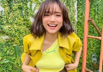 Fuji Berangkat Umrah, Penampilannya Dalam Balutan Hijab Syar'i Curi Perhatian