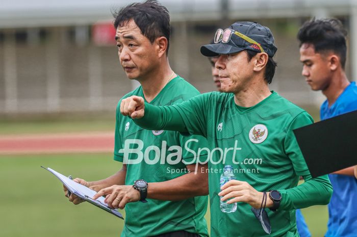 Shin Tae-yong (tengah) yakin bahwa timnya mampu mengakhiri SEA Games 2021 dengan medali emas untuk Indonesia