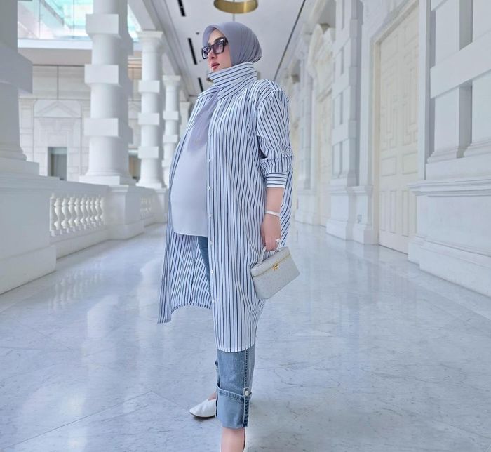 Syahrini kenakan tas Loro Piana dari ostrich leather.