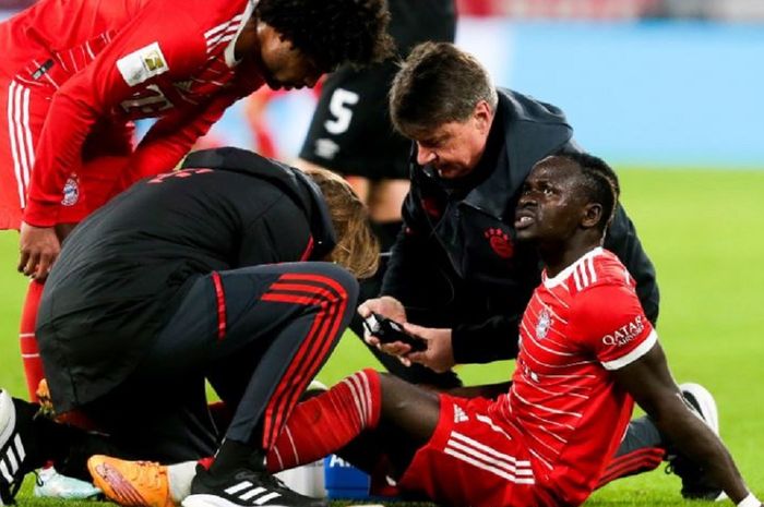 Sadio Mane (kanan terduduk) mendapatkan perawatan saat Bayern Muenchen bertemu Werder Bremen pada partai pekan ke-14 Bundesliga 2022-2023, Rabu (9/11/2022).