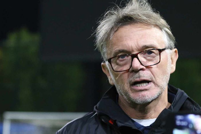 Pelatih Timnas Vietnam, Philippe Troussier. 