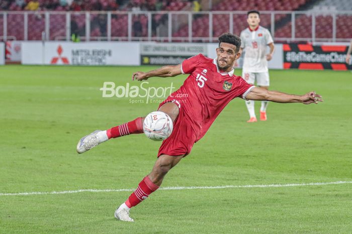 Gelandang timnas Indonesia, Ricky Kambuaya, tampak akan melakukan tendangan voli saat bertanding dalam laga leg pertama semifinal Piala AFF 2022 di Stadion Gelora Bung Karno, Senayan, Jakarta, 6 Januari 2023.