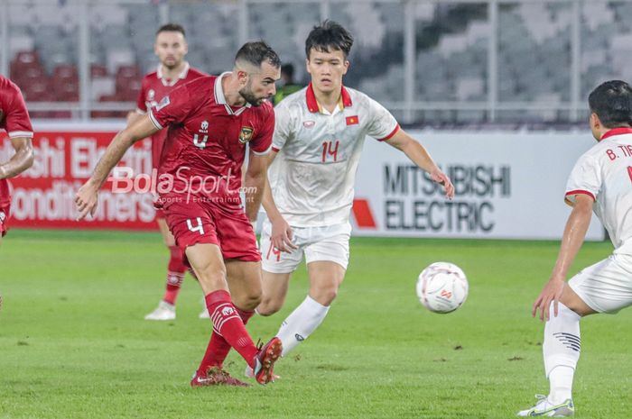 Bek naturalisasi timnas Indonesia, Jordi Amat (kiri), sedang mengoper bola dan dibayangi pemain timnas Vietnam bernama Nguyen Hoang Duc (kanan) dalam laga leg pertama semifinal Piala AFF 2022 di Stadion Gelora Bung Karno, Senayan, Jakarta, 6 Januari 2023.