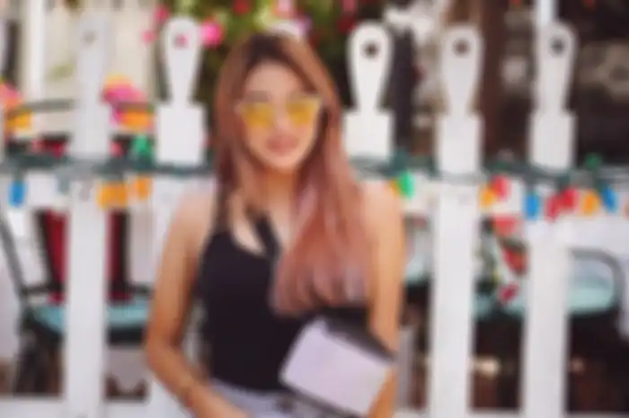 Berusia 20 Tahun, Gaya Seksi Aurel Hermansyah dengan Hot Pants Stylish Banget !