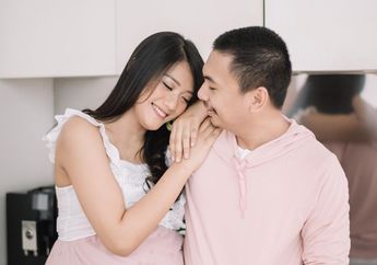 Turuti Kemauan Sang Istri Sebelum Lahiran, Raditya Dika Rela Foto Bak Boyband Gagal