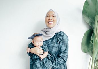 Yuk Intip Imutnya Anak Fitri Tropica Pakai Baju Cheongsam Sambil Bawa Lampion: Potret Madam Menuju Perjamuan Makan Malam Imlek