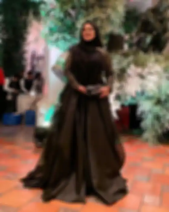 sarita tampil dengan gaun