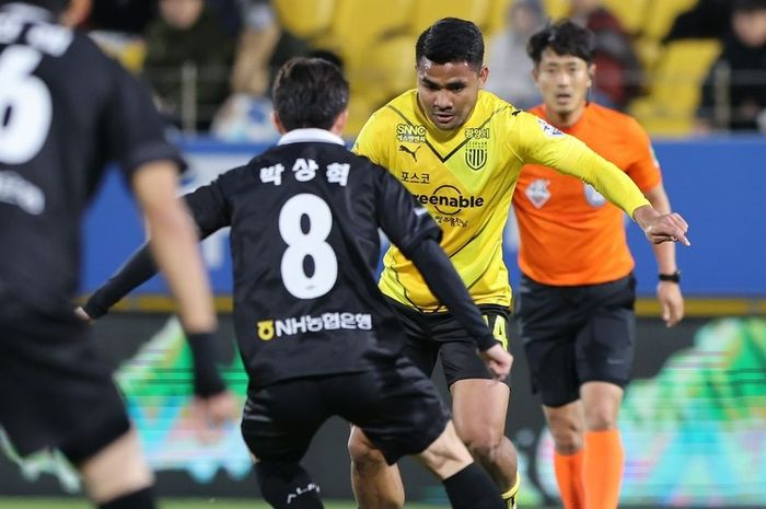 Bek Jeonnam Dragons, Asnawi Mangkualam, saat pertandingan melawan Seongnam FC, Sabtu (8/4/2023).