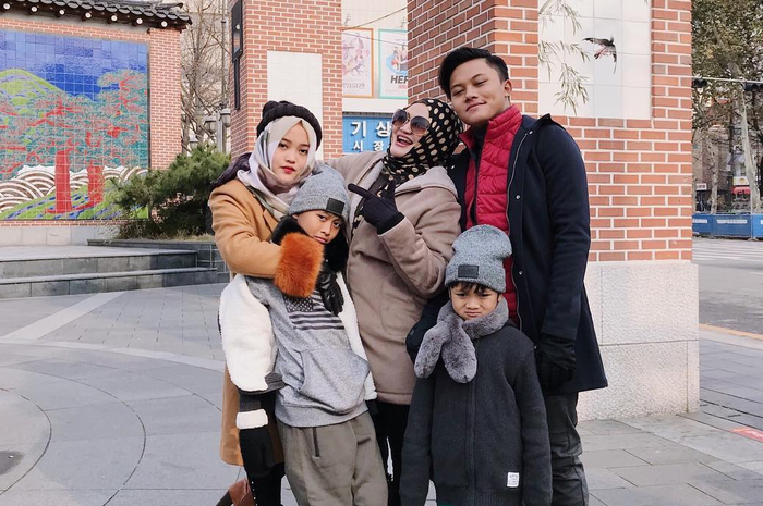 Putri Delina, Rizky Febian, bersama ibu mereka