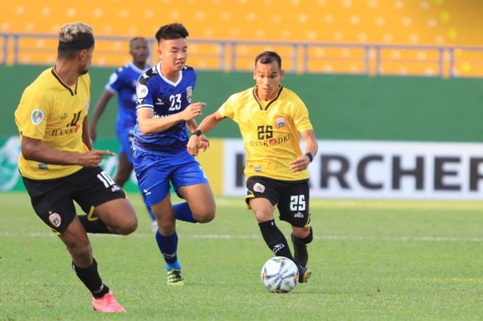 Pemain Persija Jakarta, Riko Simanjuntak menggiring bola dan dibayangi Nguyen Trong Huy, di Stadion Go Dau, Vietnam, Rabu (1/4/2019).