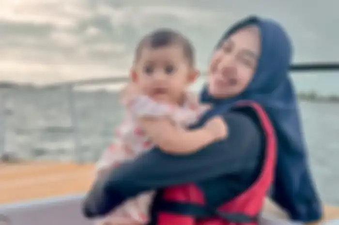 Ria Ricis banjir kritikan usai ajak buah hati berusia 5 bulan naik jetski.