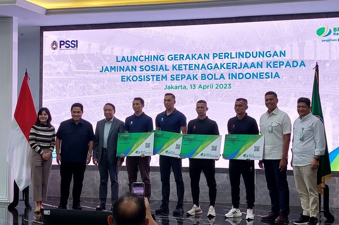 Ketua Umum PSSI Erick Thohir saat foto bersama para wasit seusai menandatangani nota kesepahaman dengan BPJS Ketenagakerjaan terkait perlindungan jaminan sosial ketenagakerjaan untuk wasit di Ball Room Gedung Kementerian BUMN, Jakarta, Kamis (13/4/2023).