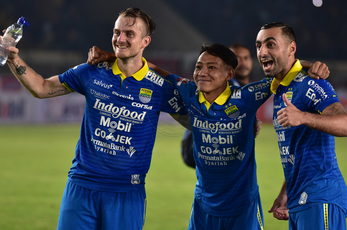 Pemain Persib Bandung, Rene Mihelic, Beckham Putra Nugraha, dan Artur Gevorkyan, saat merayakan kemenangan timnya atas Persipura Jayapura pada pekan pertama Liga 1 2019.