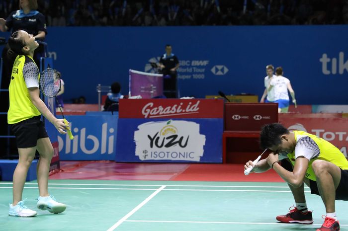 Ekspresi pasangan ganda campuran Indonesia, Tontowi Ahmad/Liliyana Natsir, pada pertandingan perempat final Indonesia Open 2019 di Istora Senayan, Jakarta, Jumat (19/7/2019).