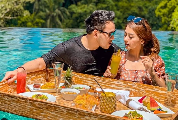 Jenita Janet dan sang suami