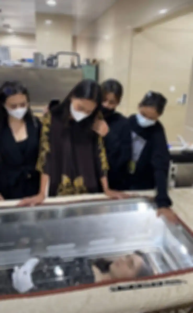 Jenazah Laura Anna yang terlihat sangat cantik, dibaringkan di peti bertutup transparan.