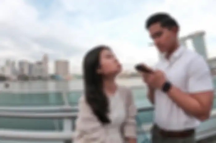 Gaya kompak Kaesang Pangarep dan pacar pakai outfit putih