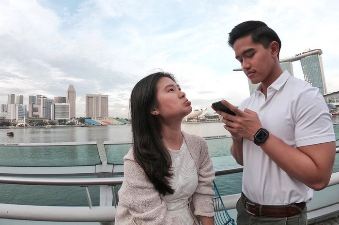 Gaya kompak Kaesang Pangarep dan pacar pakai outfit putih