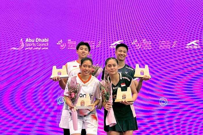 (Ki-Ka) Marwan Faza/Aisyah Salsabila Putri Pranata dan Dejan Ferdinansyah/Bernadine Anindya Wardana dari Indonesia berpose di podium setelah saling berhadapan pada final ganda campuran Al Ain Masters 2025 di Al Ain, Uni Emirat Arab, 5 Oktober 2025.