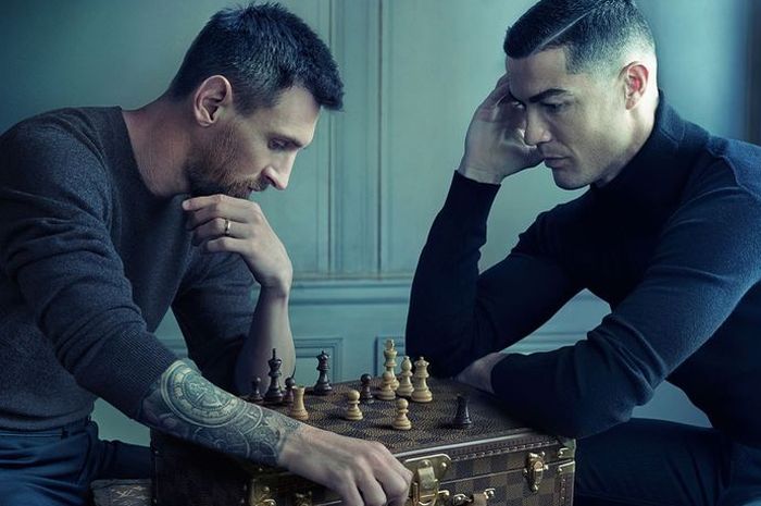 Lionel Messi dan Cristiano Ronaldo berpose bersama sedang bermain catur untuk merek mode ternama Louis Vuitton jelang Piala Dunia 2022.