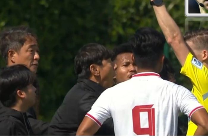 Wasit Francois Letexier menghukum Pelatih Timnas U-23 Indonesia Shin Tae-yong dengan kartu merah dalam play-off Olimpiade Paris 2024 melawan Guinea di Lapangan INF Clairefontaine, Clairefontaine-en-Yvelines, Prancis, Kamis (9/5/2024).