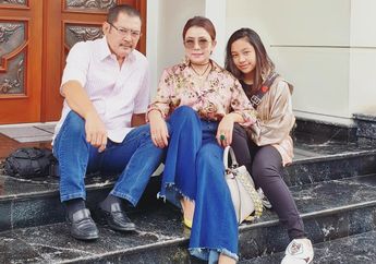Liburan ke Luar Negeri Bersama Keluarga, Mayangsari Tampil Glamour dalam Balutan Outfit Musim Dingin
