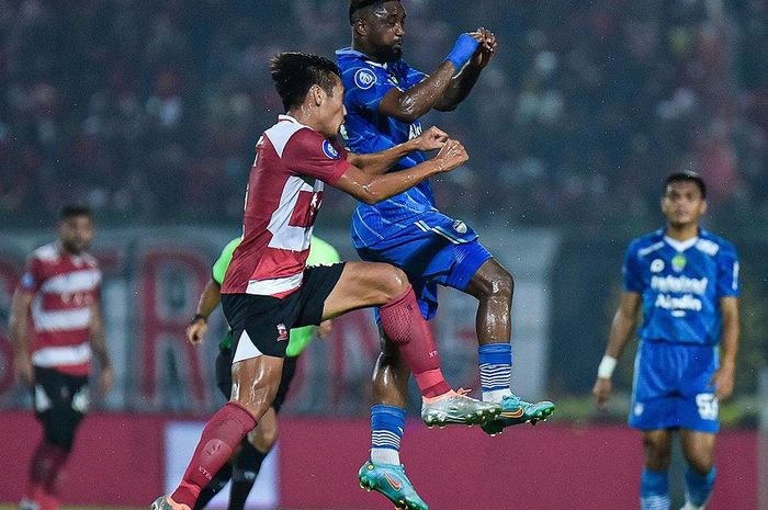 Persib Bandung seusai kalahkan Madura United sukses pepet Borneo FC di puncak klasemen Liga 1.