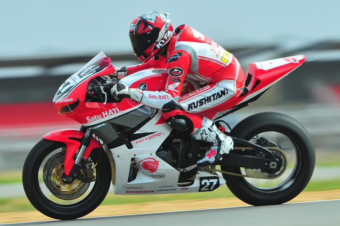 Andi Gilang pakai strategi jaga ban dan baru menekan di lap-lap terakhir dan sukses finis runner-up di race 2 ARRC SS600 Australia