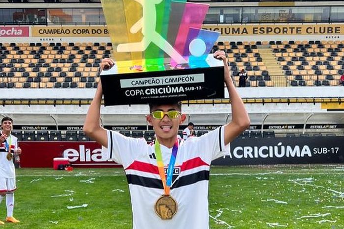 Welber Jardim baru saja mengantarkan klubnya, Sao Paulo U-16 juara Copa Criciuma U-17 2023 pada Sabtu (1/7/2023).