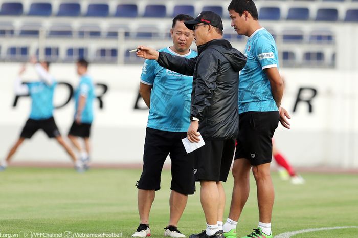 Pelatih timnas Vietnam, Park Hang-seo saat memimpin latihan.