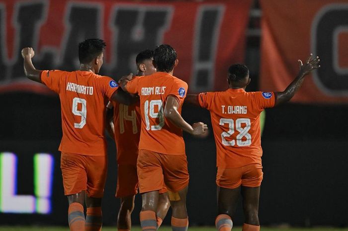 Selebrasi para pemain Borneo FC saat mencetak gol pertama lawan Dewa United pada pekan ke-17 Liga 1 2023/2024 di Stadion Segiri, Samarinda, Sabtu (28/10/2023)