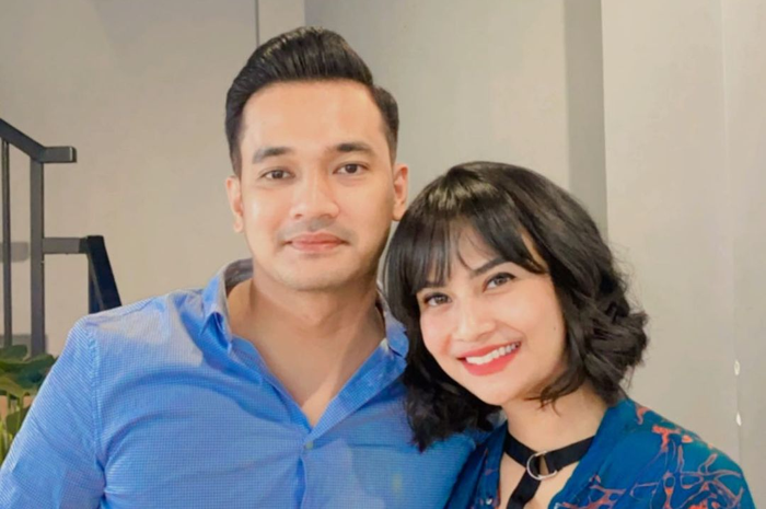Potret kenangan romantis Vanessa Angel dan suami tampil bergaya kasual dengan busana nuansa warna biru