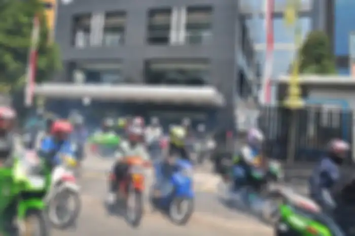 Ratusan biker riding motor 2-tak dalam gelaran Two Stroke Day rolling thunder . Terungkap Rahasia Bikers 2-Tak Biar Motor Gak Rewel Saat Dipakai Riding Harian
