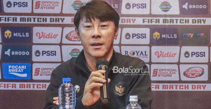 Pelatih timnas Indonesia, Shin Tae-yong, saat sedang memberikan keterangan kepada awak media dalam sesi jumpa pers di Hotel Ibis, Bandung, Jawa Barat, 31 Mei 2022.