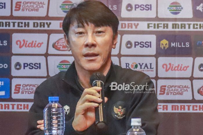 Pelatih timnas Indonesia, Shin Tae-yong, saat sedang memberikan keterangan kepada awak media dalam sesi jumpa pers di Hotel Ibis, Bandung, Jawa Barat, 31 Mei 2022.